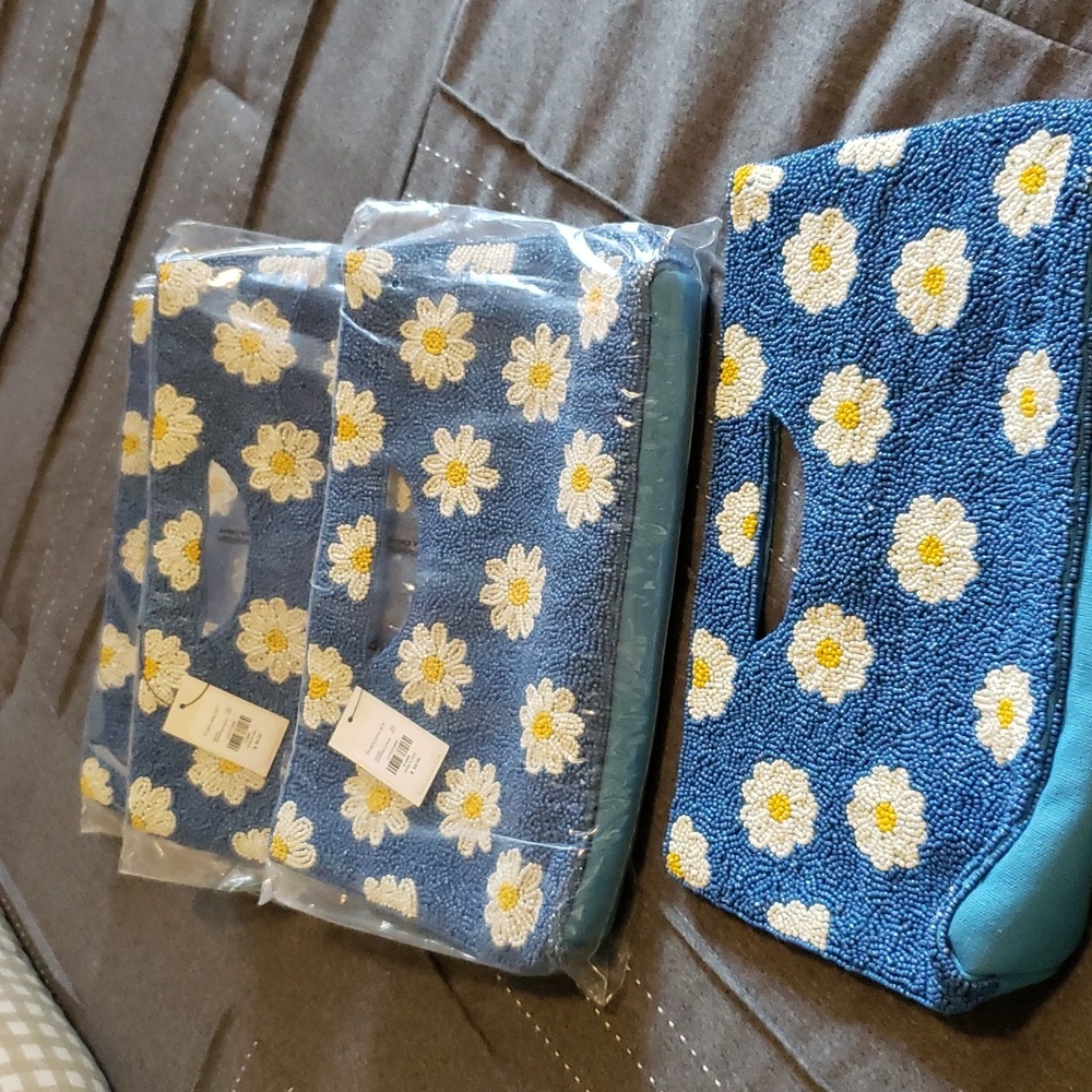 Francesca NWT in SEALED bag Clutch Daisy Beaded Bag/Blue